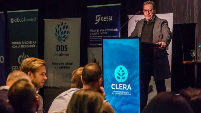 Exposición de Juan Manuel Garzón durante la Jornada de Actualización Técnica de Legumbres organizada por CLERA en Salta.