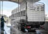 El SENASA simplificó el trámite para registrar lavaderos de camiones ganaderos: solo hace falta una declaración jurada Operario realiza el lavado y la desinfección de un camión de transporte de hacienda en una estación habilitada.