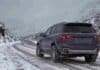 Lluvias, nevadas y viento ponen bajo alerta a cinco provincias de la Patagonia y Cuyo Vehículo 4x4 con cadenas en las ruedas circula bajo la nieve por un camino cordillerano de la Patagonia argentina.