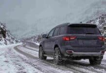 Lluvias, nevadas y viento ponen bajo alerta a cinco provincias de la Patagonia y Cuyo Vehículo 4x4 con cadenas en las ruedas circula bajo la nieve por un camino cordillerano de la Patagonia argentina.