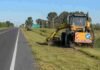 El Gobierno licitó 9.000 km de rutas pero solo construirá 300 km de autopistas: el interior del país esperaba mucho más Maquinaria vial realizando tareas de mantenimiento y corte de pasto en la banquina de una ruta nacional argentina, con tránsito y campos rurales de fondo.