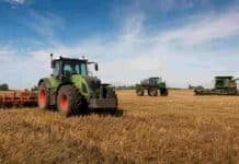 Menor rentabilidad y más importaciones: el desafío de las fábricas de maquinaria Tractor, pulverizadora y cosechadora trabajando en un campo agrícola con rastrojo.