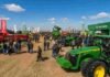La maquinaria agrícola vendió un 30% menos en junio y el sector dice que sin crédito y sin ferias no hay recuperación Maquinaria agrícola exhibida en una feria agropecuaria con tractores, stands y público recorriendo la exposición.