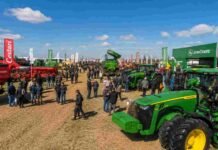 La maquinaria agrícola vendió un 30% menos en junio y el sector dice que sin crédito y sin ferias no hay recuperación Maquinaria agrícola exhibida en una feria agropecuaria con tractores, stands y público recorriendo la exposición.