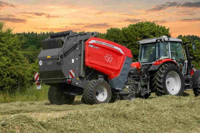 Tractor Massey Ferguson con enfardadora trabajando sobre un lote al atardecer