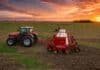 La Pampa: la siembra de trigo repunta y proyecta 247.000 hectáreas Tractor Massey Ferguson 6700 con sembradora trabajando en un campo durante el atardecer.