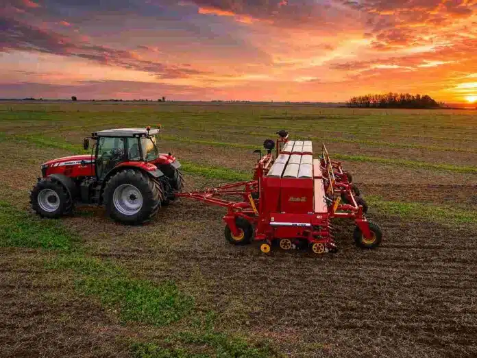 massey-ferguson-6700-siembra-atardecer-ruralnet Tractor Massey Ferguson 6700 con sembradora trabajando en un campo durante el atardecer.