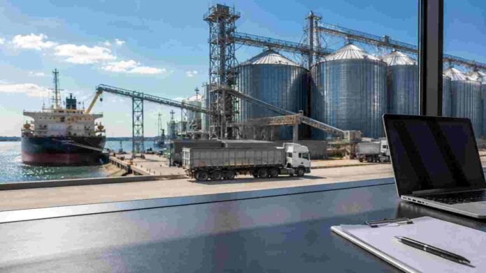 mercado-granos-terminal-portuaria-ruralnet Terminal portuaria de granos con silos, camiones y buque de carga, vista desde una oficina de operaciones del mercado granario.