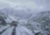 Nieve y lluvia: el SMN emitió dos alertas amarillas para la región patagónica Camioneta 4x4 circula por un camino de montaña cubierto de nieve durante una intensa nevada en la cordillera patagónica argentina.