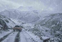Nieve y lluvia: el SMN emitió dos alertas amarillas para la región patagónica Camioneta 4x4 circula por un camino de montaña cubierto de nieve durante una intensa nevada en la cordillera patagónica argentina.