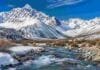 El Niño impulsa nevadas clave para las regiones áridas de la Argentina Cordillera de los Andes cubierta de nieve y un río de deshielo en primer plano, imagen vinculada con la recarga de reservas de agua durante años El Niño.