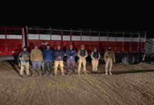 Hallan en Córdoba toda la hacienda de una estafa millonaria iniciada en Entre Ríos Personal policial junto a un camión jaula utilizado en el operativo de recuperación de hacienda bovina vinculada a una presunta estafa ganadera en Córdoba.