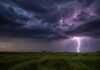 El SMN activa alertas amarillas y naranja: tormentas en el norte, vientos de 100 km/h en la cordillera y nieve en Mendoza y Neuquén Tormenta eléctrica intensa sobre la llanura del noreste argentino, con un rayo impactando en el horizonte, lluvia fuerte, viento sobre los pastizales y un cielo cubierto por nubes oscuras de gran desarrollo.