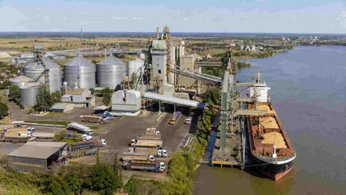 planta-agroexportadora-puerto-río-parana-ruralnet Planta agroexportadora con silos, camiones y buque cargando granos en un puerto sobre el río Paraná.