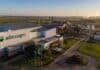 Adecoagro expande su negocio de azúcar y etanol con una compra millonaria Vista aérea de una planta agroindustrial de Adecoagro rodeada de campos, con instalaciones destinadas a la producción de azúcar, etanol y energía renovable.