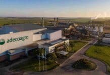 Adecoagro expande su negocio de azúcar y etanol con una compra millonaria Vista aérea de una planta agroindustrial de Adecoagro rodeada de campos, con instalaciones destinadas a la producción de azúcar, etanol y energía renovable.