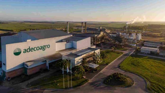 planta-industrial-adecoagro-brasil-ruralnet Vista aérea de una planta agroindustrial de Adecoagro rodeada de campos, con instalaciones destinadas a la producción de azúcar, etanol y energía renovable.