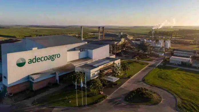 Vista aérea de una planta agroindustrial de Adecoagro rodeada de campos, con instalaciones destinadas a la producción de azúcar, etanol y energía renovable.