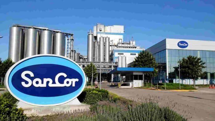 planta-industrial-sancor-ruralnet Planta industrial de SanCor con tanques de almacenamiento, edificios de producción y cartelería de la empresa.