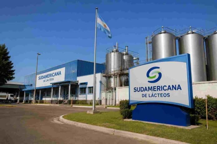 planta-sudamericana-lacteos-santa-fe-ruralnet Planta industrial de Sudamericana de Lácteos, con silos de almacenamiento y bandera argentina en la localidad santafesina de Díaz.