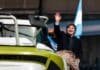 El agro espera a Milei: la inauguración cambia de día y formato Un mandatario saluda junto a maquinaria agrícola y una bandera argentina durante un acto en la Exposición Rural de Palermo.