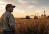 El mundo subsidia al campo, pero Argentina le descuenta casi 14% de ingresos al productor Productor agropecuario en un lote agrícola al atardecer, con cosecha y silos al fondo, en una escena que representa la competitividad del campo argentino.