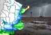 Pronóstico hasta el 20 de julio: ¿dónde va a llover? Mapa de pronóstico de lluvias sobre Argentina junto a un campo encharcado bajo tormenta, con molino, tractor y relámpagos.