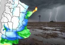 Pronóstico hasta el 20 de julio: ¿dónde va a llover? Mapa de pronóstico de lluvias sobre Argentina junto a un campo encharcado bajo tormenta, con molino, tractor y relámpagos.
