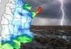 Pronóstico de lluvias hasta el 3 de agosto: dónde se esperan los mayores acumulados Mapa del pronóstico de lluvias en Argentina hasta el 3 de agosto junto a un campo anegado bajo una tormenta eléctrica.