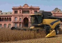 El Gobierno insiste con eliminar las retenciones al campo Cosechadora trabajando sobre un cultivo de soja frente a la Casa Rosada, en una imagen ilustrativa sobre las retenciones al agro argentino