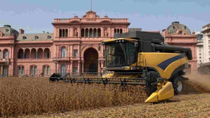 retenciones-cosecha-soja-casa-rosada-ruralnet Cosechadora trabajando sobre un cultivo de soja frente a la Casa Rosada, en una imagen ilustrativa sobre las retenciones al agro argentino