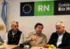 Río Negro negocia el control de dos rutas clave para el agro y Vaca Muerta Funcionarios del Gobierno de Río Negro durante una conferencia sobre el traspaso de las rutas nacionales 22 y 151.
