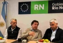 Río Negro negocia el control de dos rutas clave para el agro y Vaca Muerta Funcionarios del Gobierno de Río Negro durante una conferencia sobre el traspaso de las rutas nacionales 22 y 151.