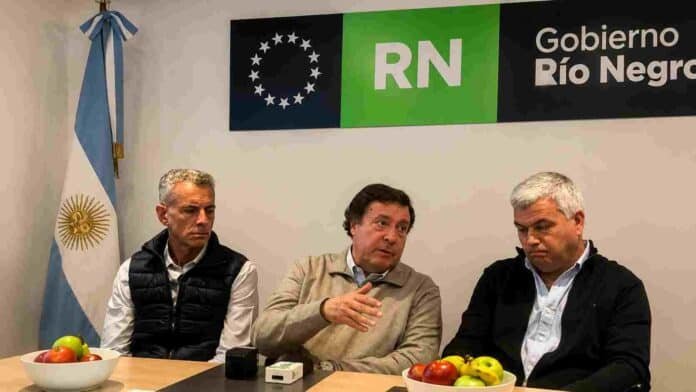 Funcionarios del Gobierno de Río Negro durante una conferencia sobre el traspaso de las rutas nacionales 22 y 151.