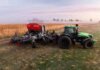 El piloto que lidera el Turismo Carretera ahora también vende sembradoras en el sudeste bonaerense Tractor con sembradora de siembra directa trabajando junto a un lote de maíz en un campo argentino al amanecer con neblina.