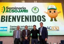 La industria aceitera reclamó más reformas para recuperar la competitividad de la soja argentina Cuatro referentes posan en el escenario del Seminario ACSOJA 2026 frente a una pantalla de bienvenida del evento.