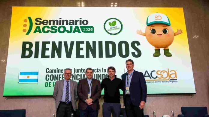Cuatro referentes posan en el escenario del Seminario ACSOJA 2026 frente a una pantalla de bienvenida del evento.