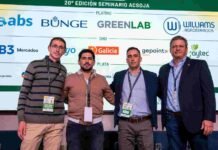 Solo el 48% de la soja se fertiliza en Argentina y el picudo negro ya salió del norte: las alarmas del Seminario ACSOJA Cuatro participantes del Seminario ACSOJA posan frente al panel de sponsors durante el encuentro agroindustrial.