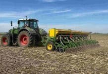 Santa Fe completó la siembra de trigo mientras avanza la cosecha de maíz tardío y algodón Tractor con sembradora realizando una labor de siembra directa sobre un lote con rastrojo.