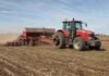 La siembra de cebada llegó al 67,6% y mejora su ritmo en gran parte del país Tractor Massey Ferguson con sembradora Crucianelli realizando la siembra de granos finos sobre un campo con rastrojo de soja en la Pampa Húmeda argentina.