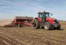 La siembra de cebada llegó al 67,6% y mejora su ritmo en gran parte del país Tractor Massey Ferguson con sembradora Crucianelli realizando la siembra de granos finos sobre un campo con rastrojo de soja en la Pampa Húmeda argentina.