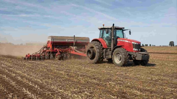 siembra-granos-finos-massey-ferguson-crucianelli-ruralnet Tractor Massey Ferguson con sembradora Crucianelli realizando la siembra de granos finos sobre un campo con rastrojo de soja en la Pampa Húmeda argentina.