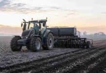 La siembra de trigo llegó al 97,7% y se encamina al cierre pese a las lluvias Tractor con sembradora de granos finos realiza la siembra de trigo sobre rastrojo de soja al amanecer en la Pampa Húmeda