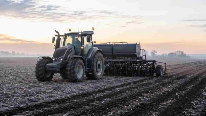 Tractor con sembradora de granos finos realiza la siembra de trigo sobre rastrojo de soja al amanecer en la Pampa Húmeda