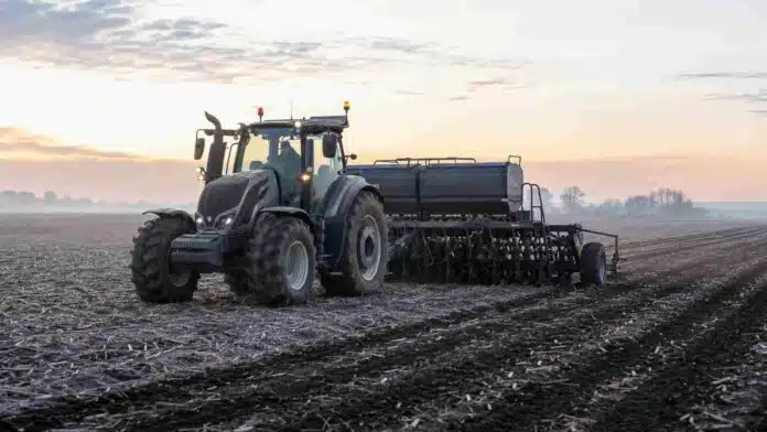 siembra-trigo-rastrojo-soja-pampa-humeda-ruralnet Tractor con sembradora de granos finos realiza la siembra de trigo sobre rastrojo de soja al amanecer en la Pampa Húmeda
