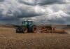Trigo 2026/27: la siembra alcanza el 92% y los cultivos muestran un excelente estado Tractor Fendt con sembradora Agrometal realizando la siembra de trigo sobre rastrojo de soja en un campo ondulado del sudeste bonaerense, bajo nubes de tormenta.