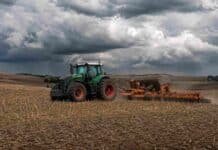Trigo 2026/27: la siembra alcanza el 92% y los cultivos muestran un excelente estado Tractor Fendt con sembradora Agrometal realizando la siembra de trigo sobre rastrojo de soja en un campo ondulado del sudeste bonaerense, bajo nubes de tormenta.