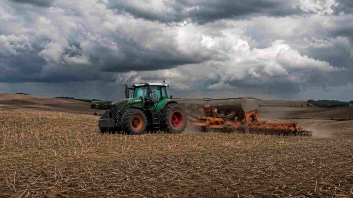 Tractor Fendt con sembradora Agrometal realizando la siembra de trigo sobre rastrojo de soja en un campo ondulado del sudeste bonaerense, bajo nubes de tormenta.