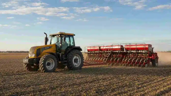 siembra-trigo-valtra-hitech-argentina Tractor Valtra HiTech amarillo con una sembradora roja durante la siembra de trigo en un campo argentino.