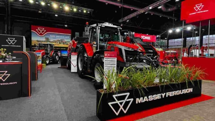 stand-massey-ferguson-expo-rural-2026-ruralnet Stand de Massey Ferguson en la Expo Rural 2026 con tractores e implementos agrícolas en exhibición.